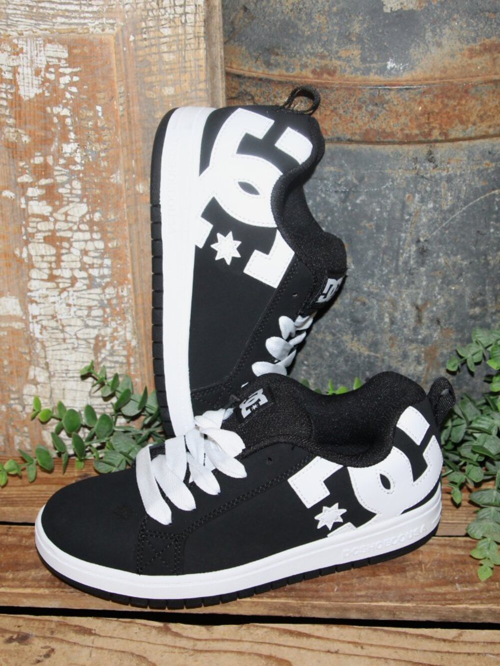 NIB Youth SIZE 5 DC Black & White Court Graffik Skate Shoes Tennis Shoes
